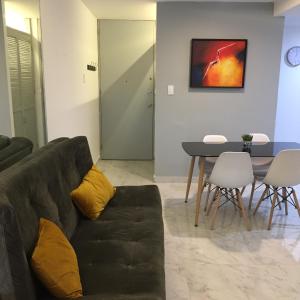 a living room with a couch and a table at Blue Dreams Apartament Del Valle in Mexico City