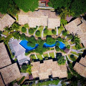 eine Aussicht über den Pool in einem Resort in der Unterkunft Villa Bebek Hotel in Camburi