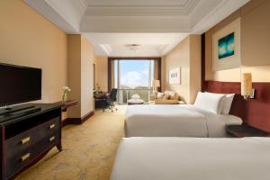 蘇州的住宿－蘇州香格里拉大酒店，酒店客房设有两张床和一台平面电视。