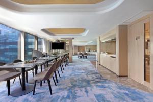 香港的住宿－九龍海逸君綽酒店，一间带长桌和椅子的用餐室