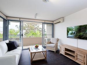 Posezení v ubytování Bayview Apartments 10 42 Stockton St - Stylish apartment with air conditioning and Wi-Fi conveniently located in the heart of Nelson Bay