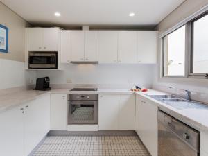 Kuchyň nebo kuchyňský kout v ubytování Bayview Apartments 10 42 Stockton St - Stylish apartment with air conditioning and Wi-Fi conveniently located in the heart of Nelson Bay