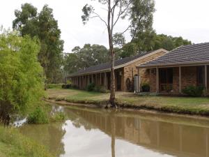 斯托尔Magdala Motor Lodge & Lakeside Restaurant的河边的房子