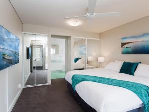 Postel nebo postele na pokoji v ubytování Bayview Apartments 10 42 Stockton St - Stylish apartment with air conditioning and Wi-Fi conveniently located in the heart of Nelson Bay