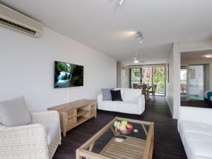 TV a/nebo společenská místnost v ubytování Bayview Apartments 10 42 Stockton St - Stylish apartment with air conditioning and Wi-Fi conveniently located in the heart of Nelson Bay