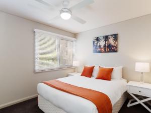 Postel nebo postele na pokoji v ubytování Bayview Apartments 10 42 Stockton St - Stylish apartment with air conditioning and Wi-Fi conveniently located in the heart of Nelson Bay