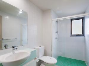 Koupelna v ubytování Bayview Apartments 10 42 Stockton St - Stylish apartment with air conditioning and Wi-Fi conveniently located in the heart of Nelson Bay + 25 fotografií