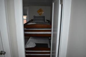 Двухъярусная кровать или двухъярусные кровати в номере North Creek All Season Rental
