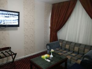 A television and/or entertainment centre at Casablanca Hotel Makkah