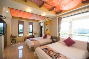 Lanyang Beach Villa في وجي: غرفة فندقية بسريرين ونافذة كبيرة