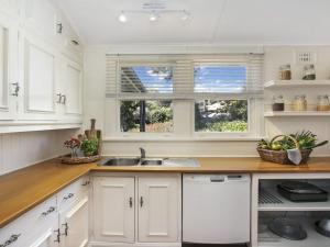 A kitchen or kitchenette at Bourne Cottage - Perfect for all seasons