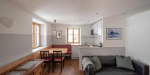un soggiorno con divano e una cucina di Apartment Cesa Collina a Ortisei