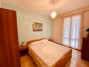 a bedroom with a bed and a window at Residence Le Terrazze in Carpegna