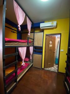 Poschodová posteľ alebo postele v izbe v ubytovaní At Home Hostel, Pak Chong
