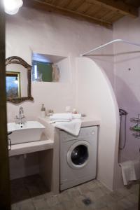 A bathroom at Sitanos Athena House