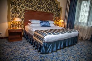 een hotelkamer met een bed en een raam bij Ali Hotel in Chabaraovsk