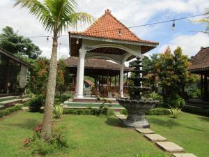 Balkondes Bumiharjo (Kampung Dolanan)外面的花园