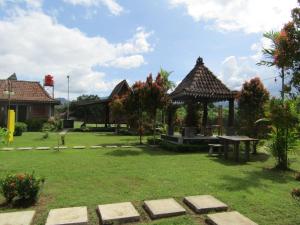 马格朗Balkondes Bumiharjo (Kampung Dolanan)的一个带野餐桌和凉亭的花园