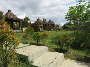 Balkondes Bumiharjo (Kampung Dolanan)外面的花园