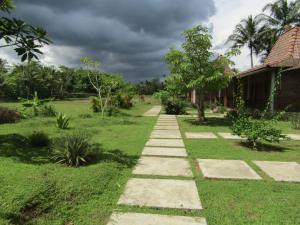 Balkondes Bumiharjo (Kampung Dolanan)外面的花园