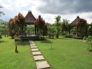 Balkondes Bumiharjo (Kampung Dolanan)外面的花园