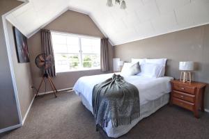 a bedroom with a large bed and a window at 2mins to lakefront Family Retreat in Taupo