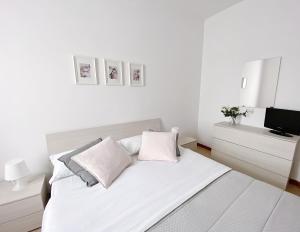 ネグラールにあるRose e Tulipaniの白いベッドルーム(白いシーツと枕付きのベッド1台付)