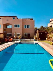 una piscina frente a una casa en View Villa Apartments Hurghada, en Hurghada