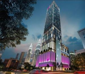 um edifício alto com uma fachada roxa numa cidade em Tropicana Residence KLCC @ Getaway Home Suite em Kuala Lumpur