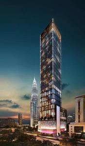um edifício alto numa cidade à noite em Tropicana Residence KLCC @ Getaway Home Suite em Kuala Lumpur