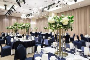 una sala banchetti con tavoli per un matrimonio di Ramada by Wyndham Daejeon a Daejeon