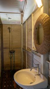 vKirirom Pine Resort في Chambok: حمام مع حوض ومرآة