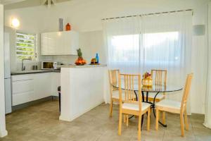 Una cocina o zona de cocina en V3 Magical view on the heights of Oyster Pond
