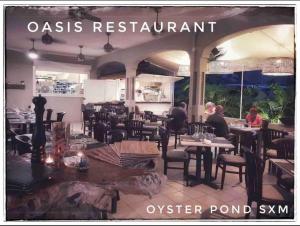 Un restaurante o sitio para comer en V3 Magical view on the heights of Oyster Pond