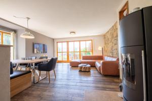 uma sala de estar com um sofá e uma mesa em Ferienhaus „Adlerhorst“ eignet sich ideal für die ganze Familie em Garmisch-Partenkirchen
