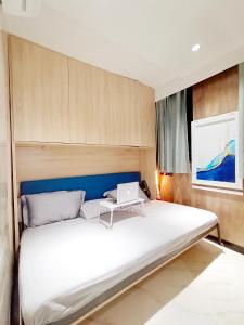 A bed or beds in a room at Harbour Hella Inn