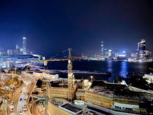 eine nächtliche Aussicht auf eine Stadt mit Baustelle in der Unterkunft Inotel Suite in Hongkong