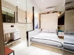 Tempat tidur dalam kamar di Inotel Suite
