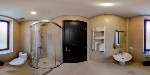 Koupelna v ubytování Crystal Town House + 63 fotografií