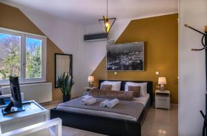 1 dormitorio con 1 cama y TV. en Constantia, en Arménoi