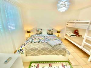 Кровать или кровати в номере Villa Magellan, walkable Orient Bay beach, private pool