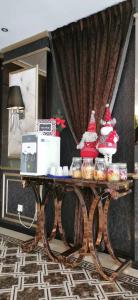 einen Tisch mit Cupcakes darüber in der Unterkunft Hermess Hotel Johor in Johor Bahru