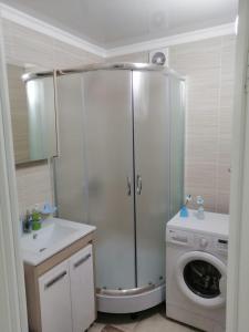 bagno con lavatrice di Уют в Авангарде a Atyraū