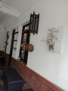 una habitación con una pared blanca con una planta en la pared en Da Lat 24h Guesthouse & Hotel, en Da Lat