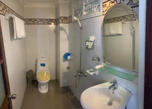 Ванная комната в Da Lat 24h Guesthouse & Hotel
