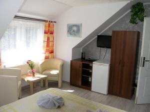 ein kleines Wohnzimmer mit einer Küche und einem Wohnzimmer mit in der Unterkunft Pension Daberg in Harrachov