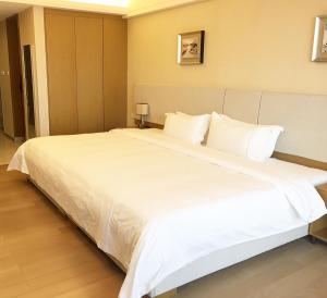 Postel nebo postele na pokoji v ubytování Yuwa Serviced Residence