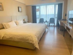 Postel nebo postele na pokoji v ubytování Yuwa Serviced Residence