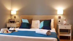 Un dormitorio con una cama con sombreros. en Hotel Meublè Santa Chiara Suite, en Nápoles