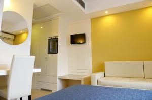 TV a/nebo společenská místnost v ubytování Prince Franklyn Hotel